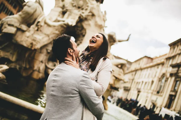 Milující pár v Římě — Stock fotografie