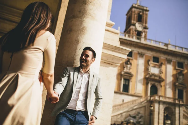 Coppia amorevole a Roma — Foto Stock