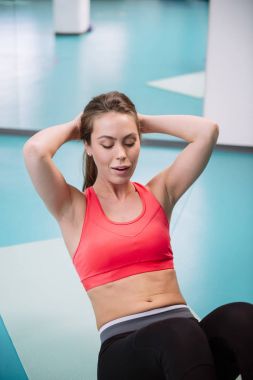 Spor salonunda egzersiz yapan bir kadın.