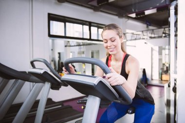 Spor salonunda egzersiz yapan bir kadın.