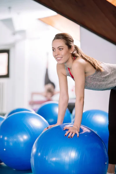 Frau trainiert im Fitnessstudio — Stockfoto