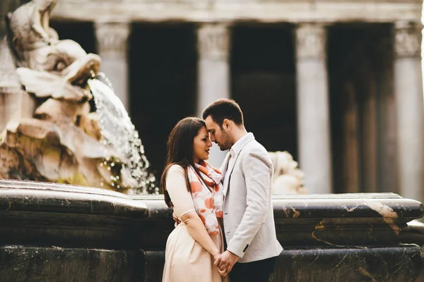 Pareja feliz en Roma por Pantheon — Foto de Stock