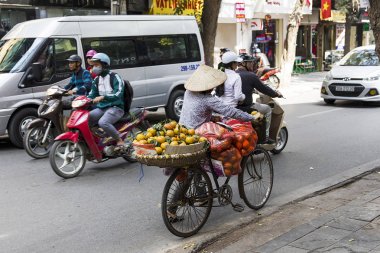 Hanoi bir sokakta insanlar