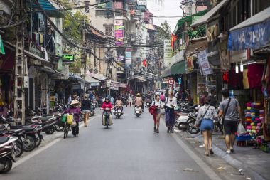 Hanoi bir sokakta insanlar