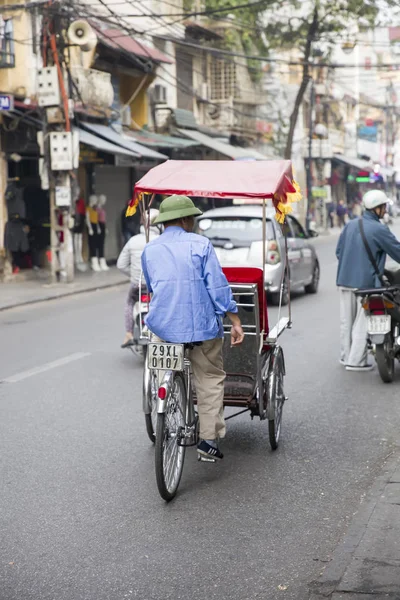 Gente en una calle de Hanoi —  Fotos de Stock