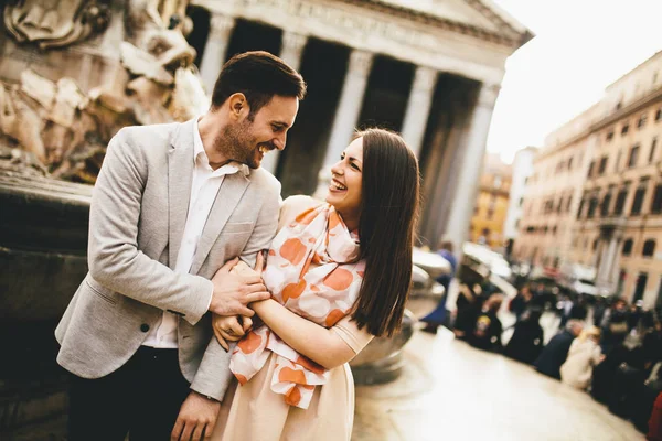 Счастливая пара в Риме у Пантеона — стоковое фото
