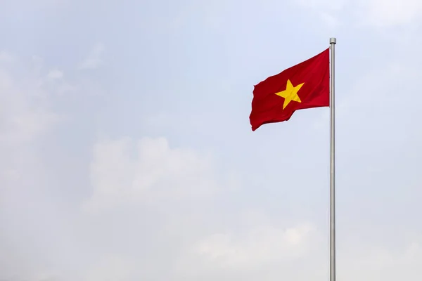 Drapeau du Vietnam agitant — Photo