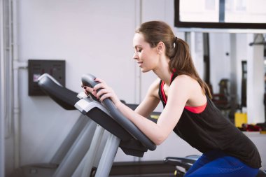 Spor salonunda egzersiz yapan bir kadın.