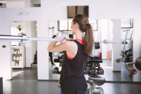 Woman exercising in the gym — Stock Photo, Image