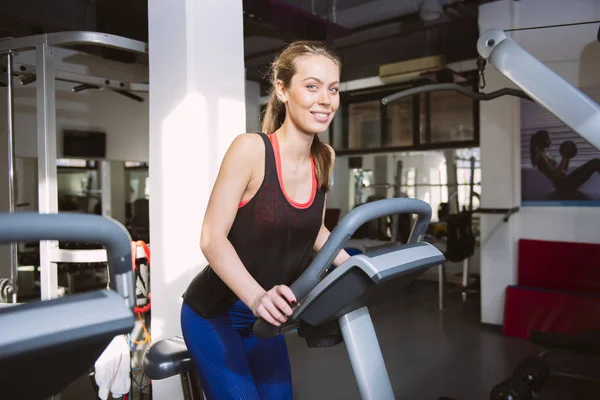 Vrouw aan het sporten in de sportschool — Stockfoto