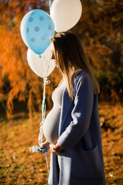 秋の森で風船で妊娠中の女性 — ストック写真