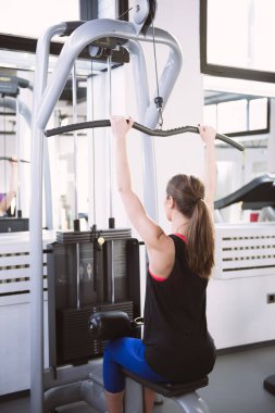 Spor salonunda egzersiz yapan bir kadın.