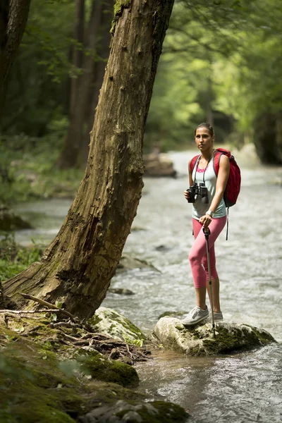 Vrouw wandelen door de rivier — Stockfoto