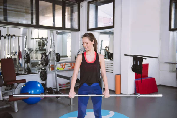 Femme faisant de l'exercice dans le gymnase — Photo