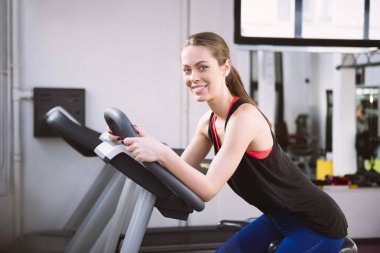 Spor salonunda egzersiz yapan bir kadın.