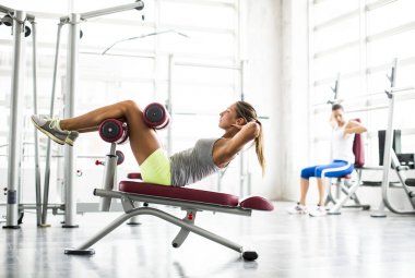 Spor salonunda çalışan genç bir kadın.