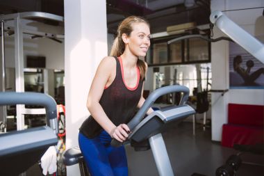 Spor salonunda egzersiz yapan bir kadın.