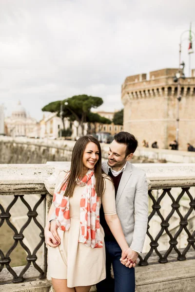 로마에서 행복 한 커플 — 스톡 사진