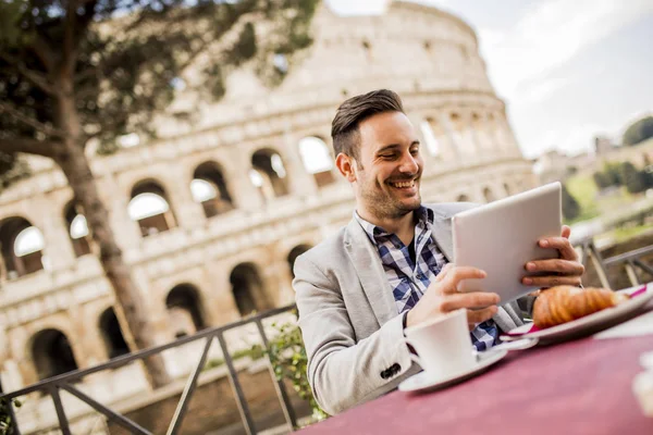 Young man having coffee in Rome — Stock Photo, Image