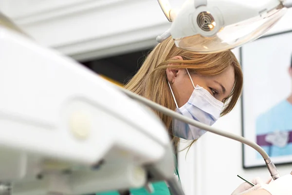 Dentista femminile in clinica — Foto Stock