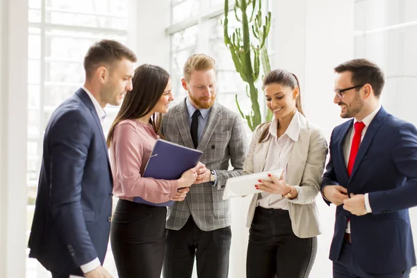 Gente de negocios en una reunión en la oficina — Foto de Stock