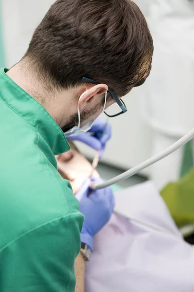 Paciente con dientes examinados por un dentista —  Fotos de Stock