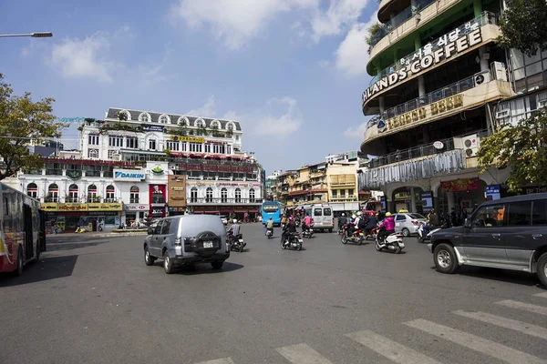 Människor på gatan i Hanoi — Stockfoto