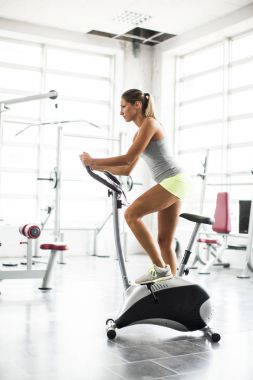 Spor salonunda çalışan genç bir kadın.