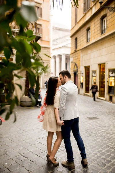 Verliefde paar in Rome — Stockfoto