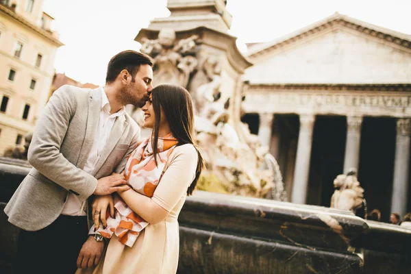 Casal feliz em Roma — Fotografia de Stock