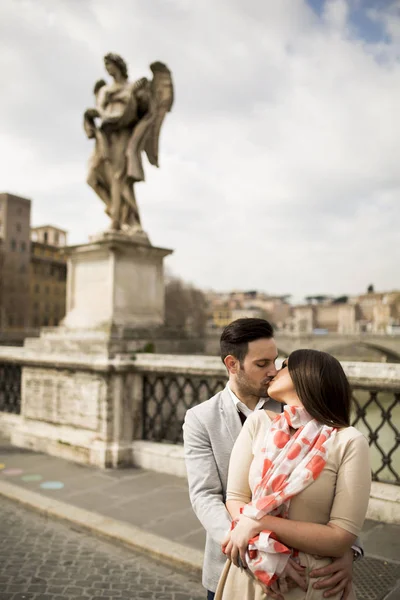 幸福的夫妇在罗马 — 图库照片