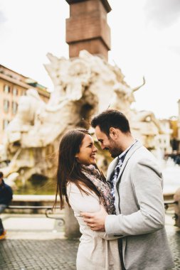 Roma'da sevecen Çift