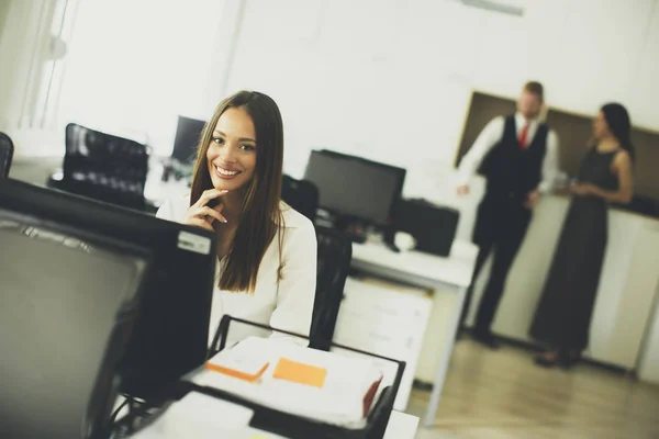 Geschäftsleute im Büro — Stockfoto