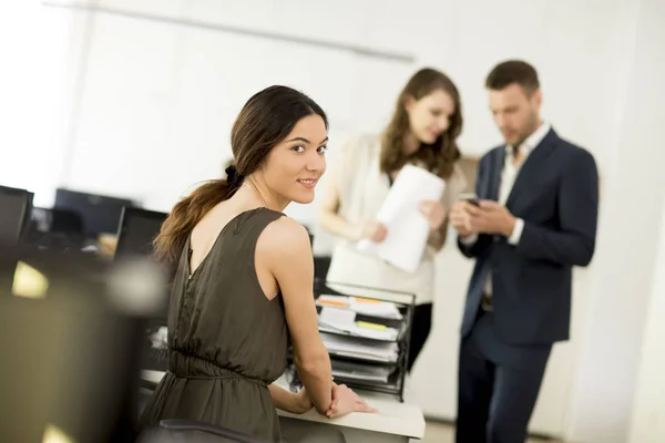 Gente de negocios en la oficina — Foto de Stock