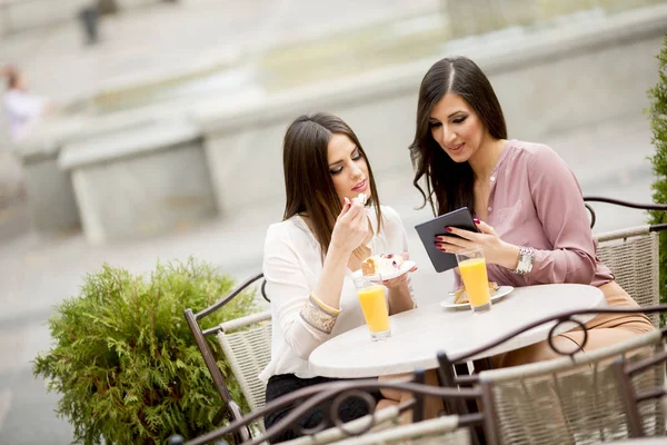 Women friends chatting in cafe — Stock Photo, Image