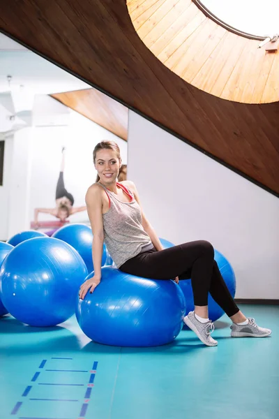 Frau trainiert im Fitnessstudio — Stockfoto