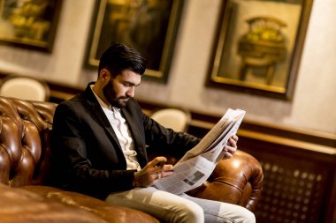 modern iş adamı okuma gazete