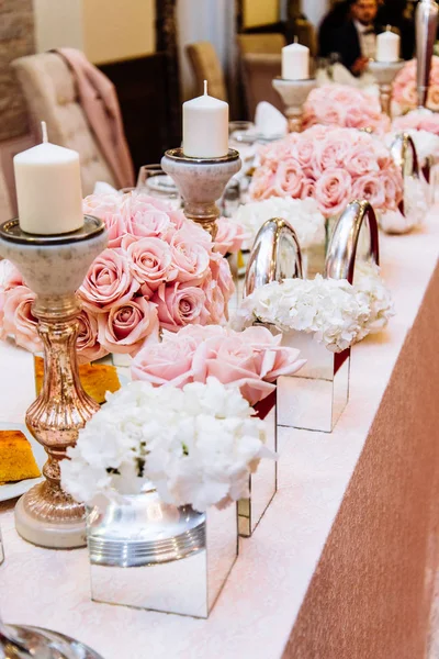 Mesa de boda lujosamente decorada —  Fotos de Stock