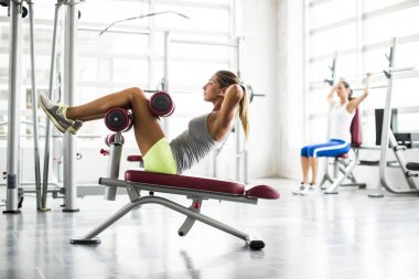 Spor salonunda çalışan genç bir kadın.