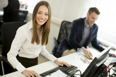 Ofiste çalışan iş adamları