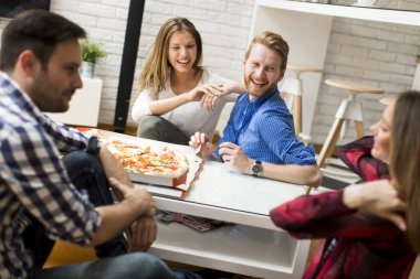 Pizza Yiyen Arkadaşlar
