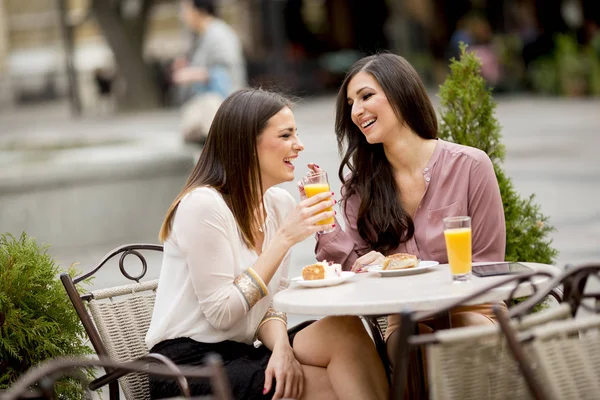 Mujeres amigas charlando en la cafetería — Foto de Stock