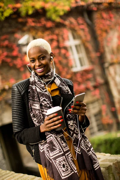 Moderna mujer afroamericana con teléfono — Foto de Stock