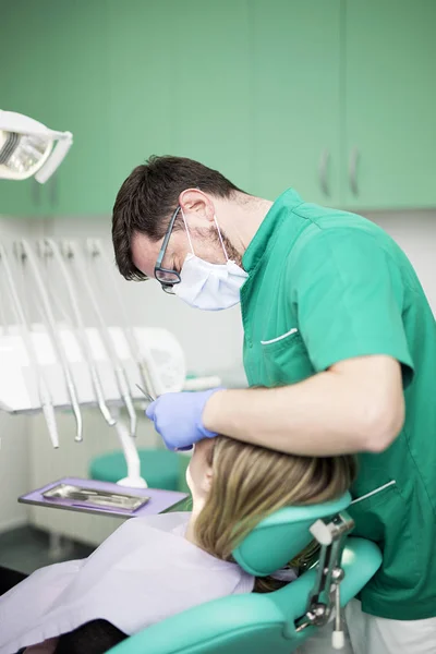 Zahnarzt mit Patient in Zahnarztpraxis — Stockfoto