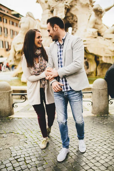 Loving couple in Rome — Stock Photo, Image