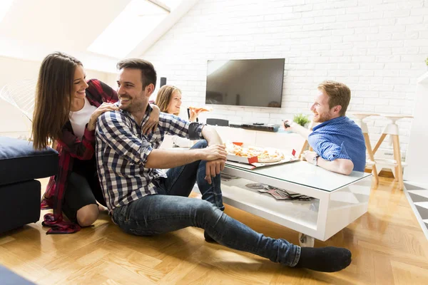 Vänner som äter pizza — Stockfoto