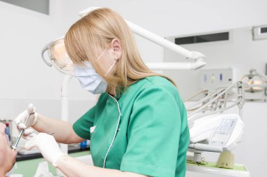 Klinikte kadın dişçi