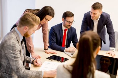 Ofisteki bir toplantıda iş adamları