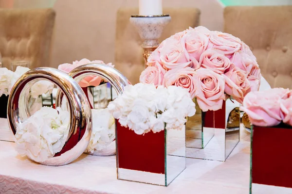 화려한 결혼식 테이블 장식 — 스톡 사진