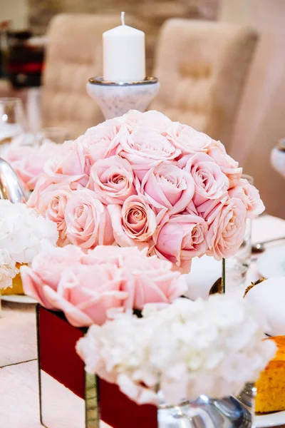 Luxuriously decorated wedding table — Stock Photo, Image